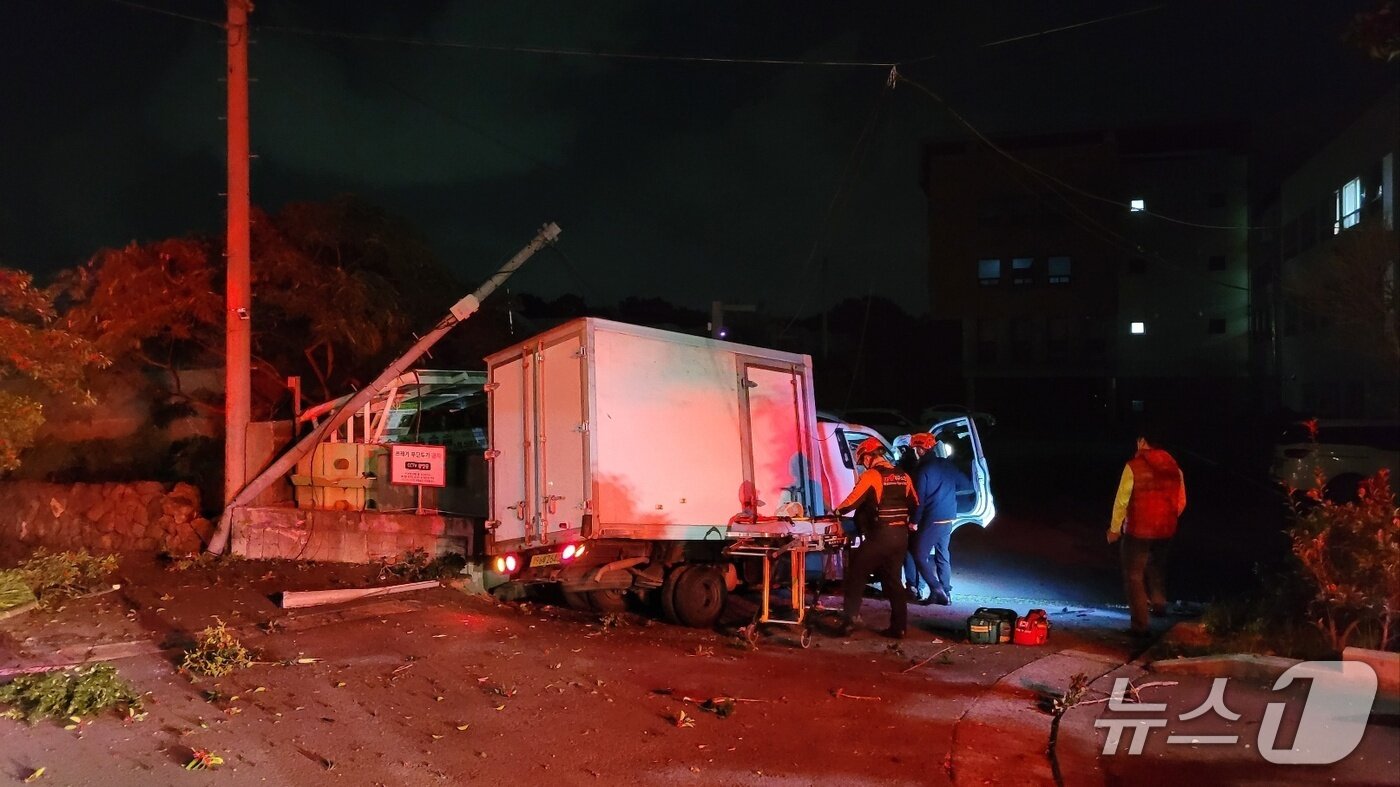 본문 이미지 - 지난 10일 새벽 제주시 오라동에서 발생한 사고 현장.(제주도소방안전본부 제공. 재판매 및 DB 금지)