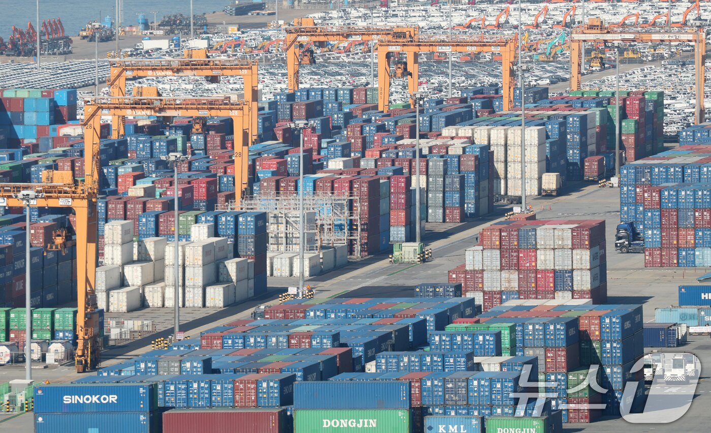 본문 이미지 - 경기 평택시 포승읍 평택항에 수출용 컨테이너들이 쌓여있는 모습. 2025.11.14/뉴스1 ⓒ News1 김영운 기자