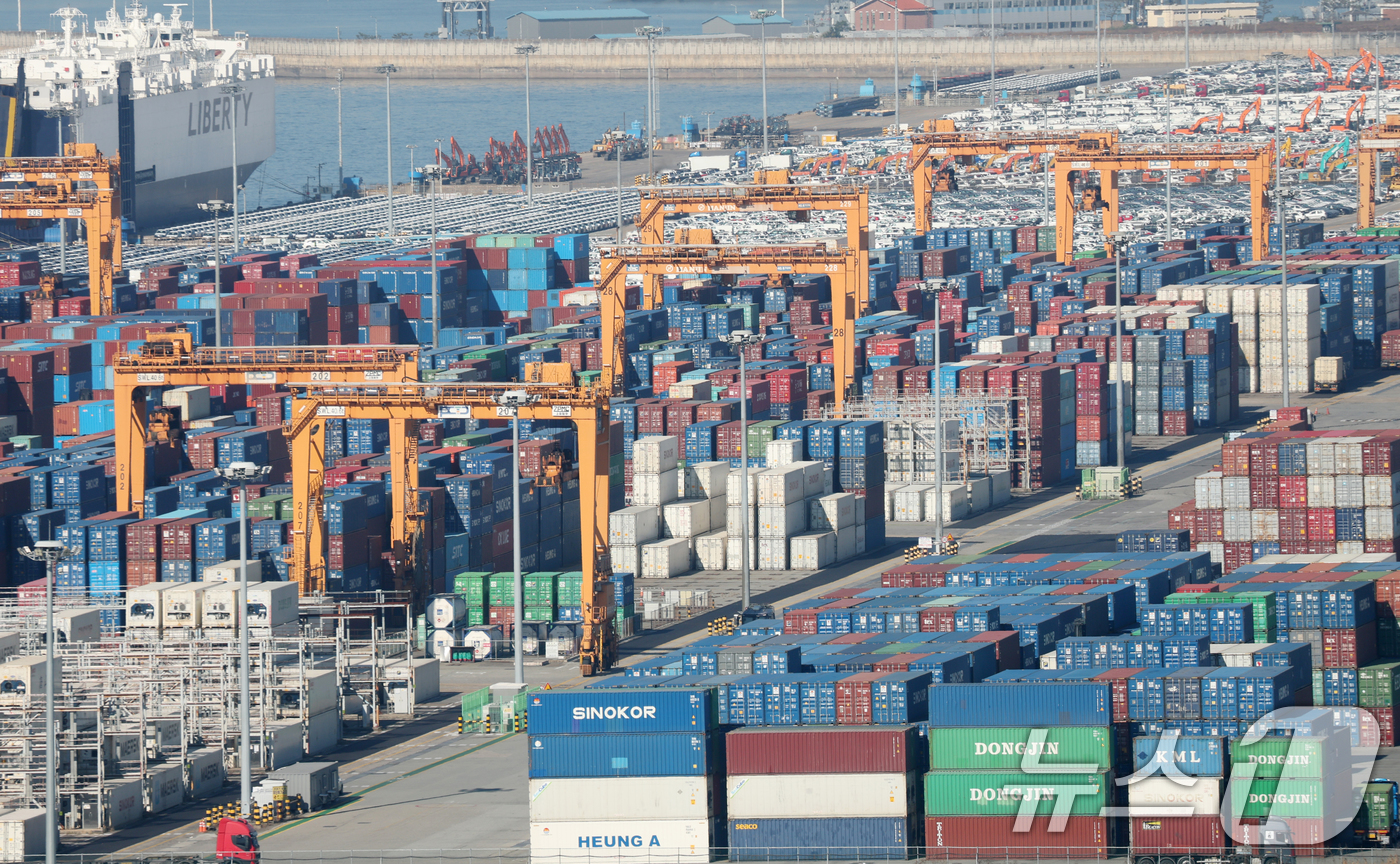 (평택=뉴스1) 김영운 기자 = 한미 양국이 14일 통상·안보 협상의 결과물인 '조인트 팩트시트'(공동 설명자료)를 발표했다.미국이 공개한 한미 정상회담 조인트 팩트시트에 따르면 …