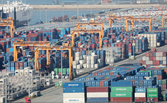 글로벌 해운 운임 2주 연속 하락…SCFI 1451