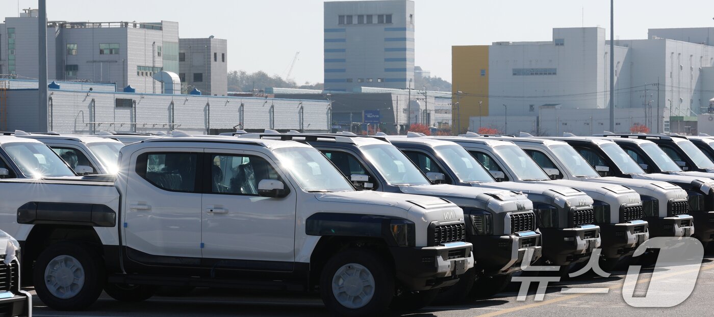 본문 이미지 - 경기 평택시 포승읍 평택항에 수출용 차량이 세워져 있는 모습.ⓒ News1 김영운 기자