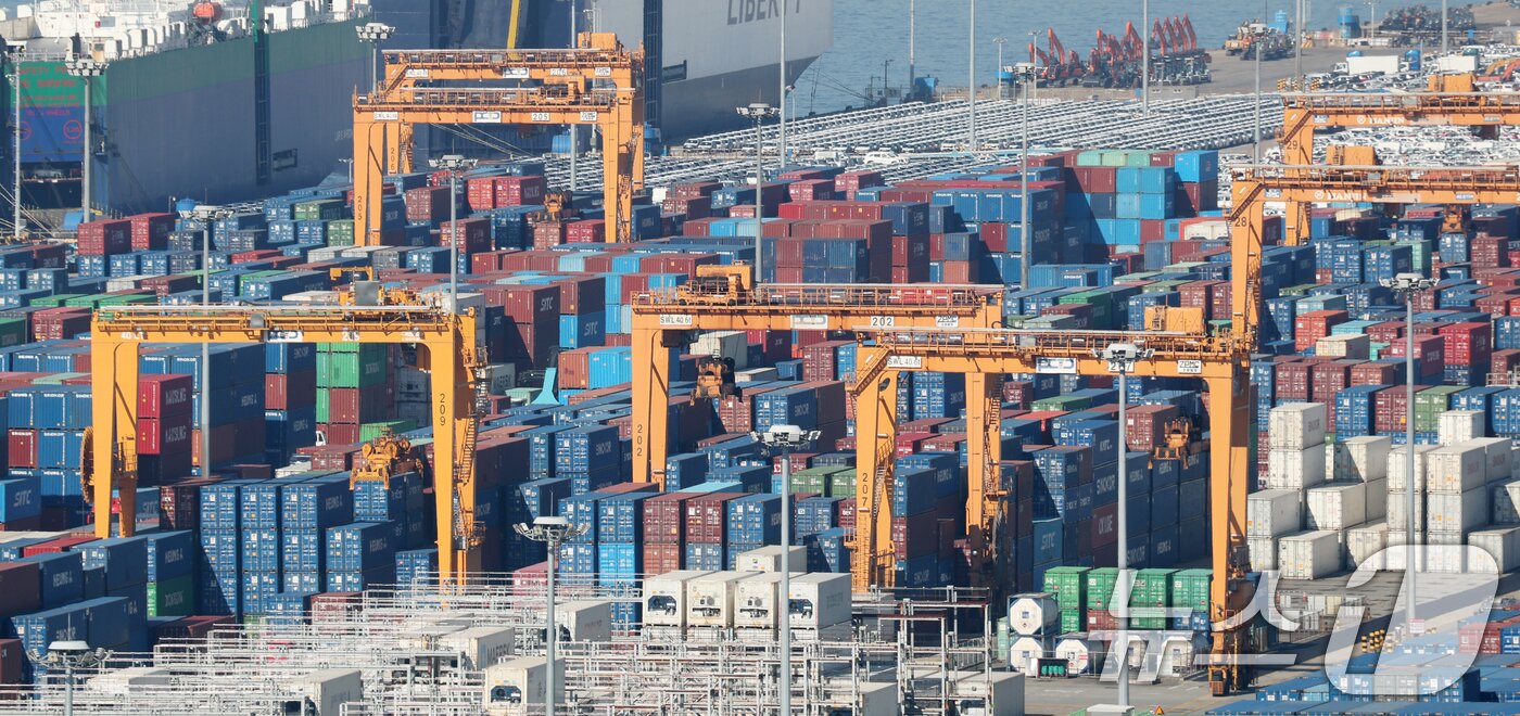 본문 이미지 - 한미 양국이 14일 통상·안보 협상의 결과물인 &#39;조인트 팩트시트&#39;&#40;공동 설명자료&#41;를 발표했다. 미국이 공개한 한미 정상회담 조인트 팩트시트에 따르면 미국은 한국산 자동차와 자동차 부품 등에 대해 관세를 15% 인하한다고 명시했다. 사진은 이날 경기 평택시 포승읍 평택항에 수출용 컨테이너들이 쌓여있는 모습. 2025.11.14/뉴스1 ⓒ News1 김영운 기자