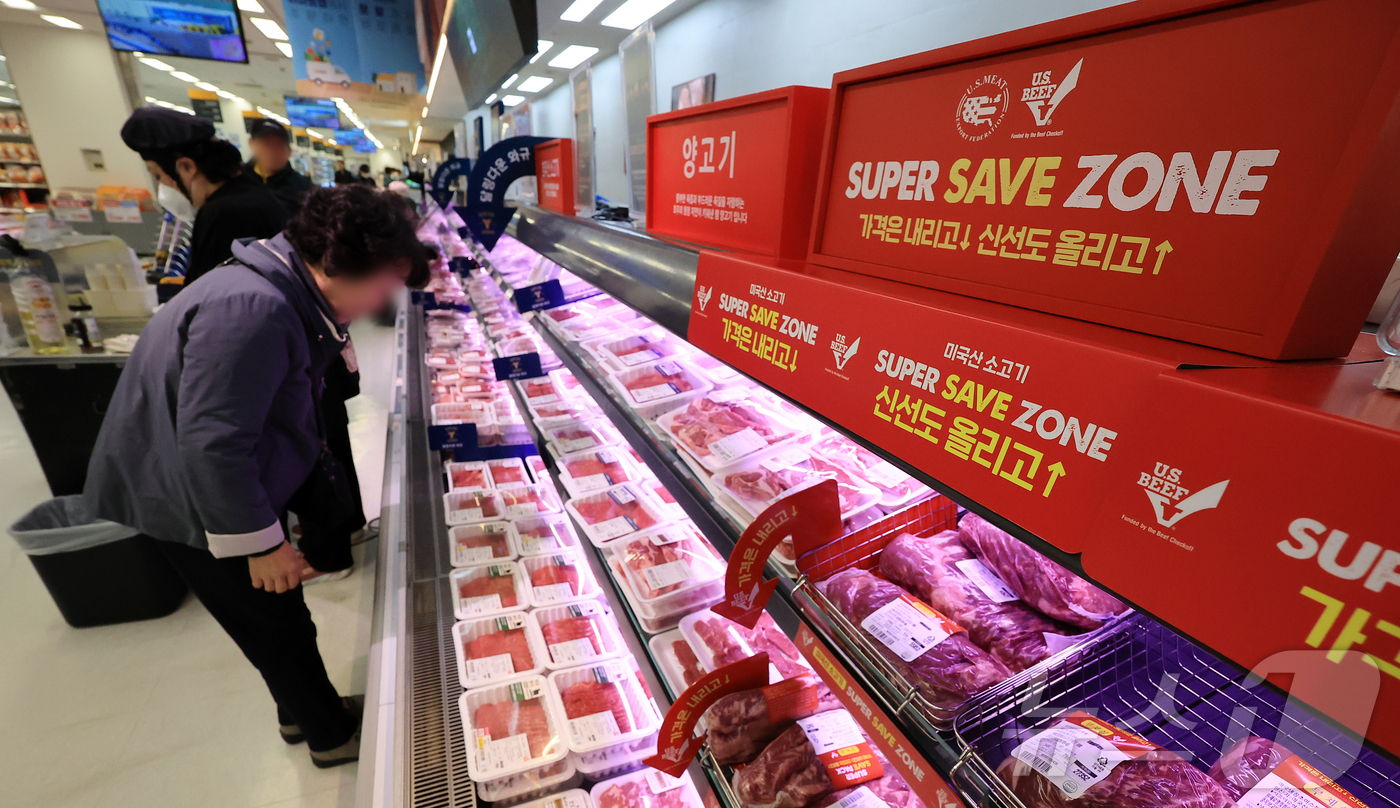 (서울=뉴스1) 김진환 기자 = 9월 원·달러 환율이 2% 넘게 치솟으면서, 수입물가가 9개월 만에 가장 큰 폭으로 올랐다.14일 한국은행에 따르면 지난달 수입물가지수는 전달보다 …