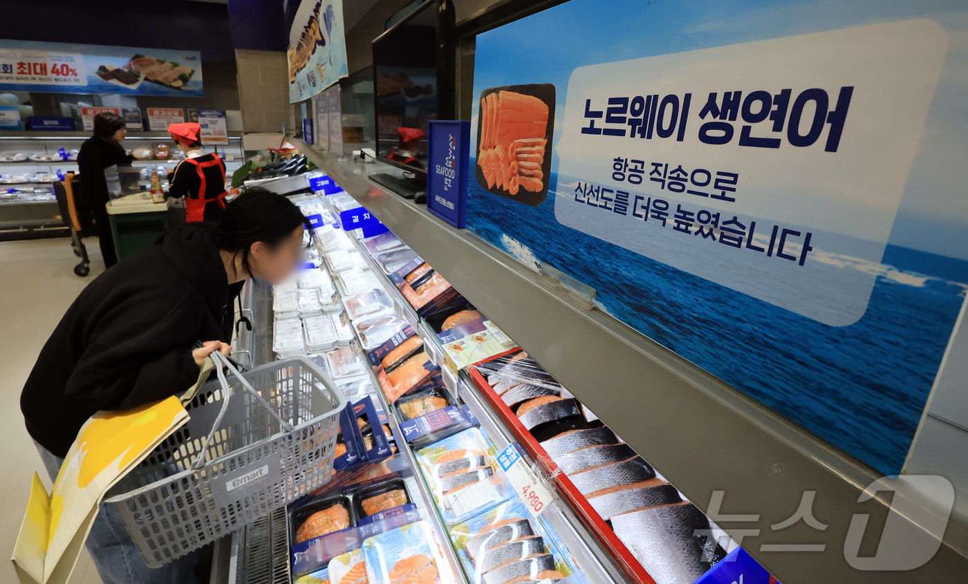 (서울=뉴스1) 김진환 기자 = 9월 원·달러 환율이 2% 넘게 치솟으면서, 수입물가가 9개월 만에 가장 큰 폭으로 올랐다.14일 한국은행에 따르면 지난달 수입물가지수는 전달보다 …