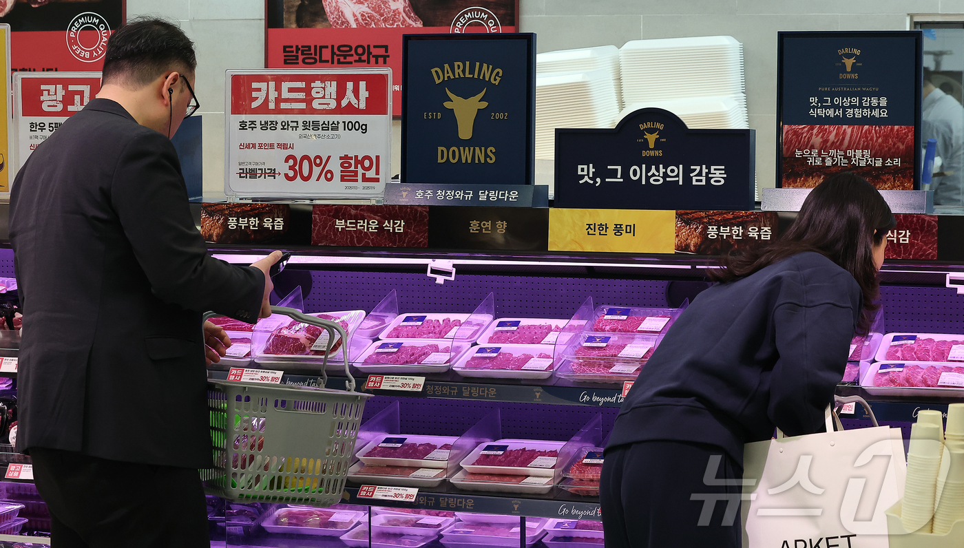 (서울=뉴스1) 김진환 기자 = 9월 원·달러 환율이 2% 넘게 치솟으면서, 수입물가가 9개월 만에 가장 큰 폭으로 올랐다.14일 한국은행에 따르면 지난달 수입물가지수는 전달보다 …