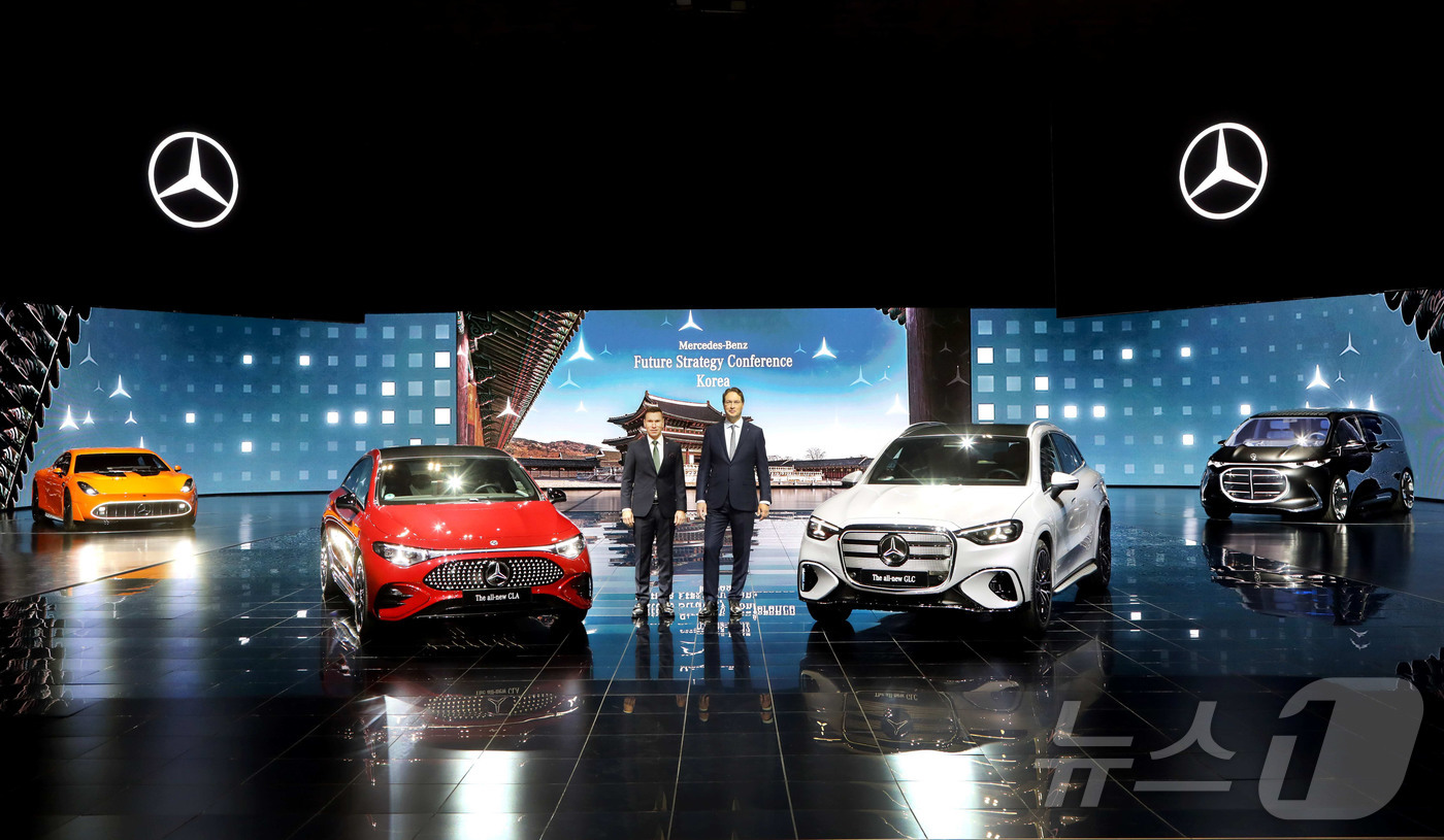 (서울=뉴스1) = 메르세데스-벤츠 코리아는 14일 인천 파라다이스시티에서 메르세데스-벤츠 그룹 AG 이사회 의장 겸 CEO 올라 칼레니우스가 참석한 ‘메르세데스-벤츠 미래 전략 …
