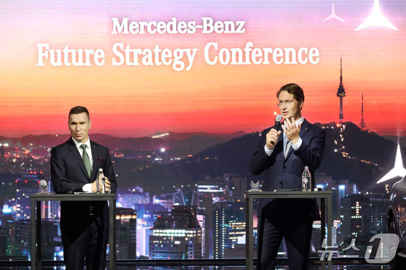 본문 이미지 - 올라 칼레니우스 메르세데스-벤츠 그룹 회장&#40;오른쪽&#41;이 14일 인천 파라다이스시티에서 열린 &#39;벤츠 미래 전략 간담회&#39;에서 마티아스 바이틀 메르세데스-벤츠 코리아 대표&#40;왼쪽&#41;가 배석한 가운데 기자들의 질문에 답변하고 있다&#40;메르세데스-벤츠 코리아 제공&#41;. 2025.11.14.