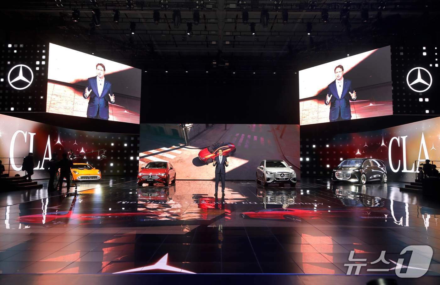 본문 이미지 - 올라 칼레니우스 메르세데스-벤츠 그룹 회장&#40;오른쪽&#41;이 14일 인천 파라다이스시티에서 열린 &#39;벤츠 미래 전략 간담회&#39;에서 미래 전기차 라인업 4종을 소개하고 있다. 해당 차량은 왼쪽부터 △콘셉트 AMG GT XX △디 올-뉴 일렉트릭 GLC △디 올-뉴 일렉트릭 CLA △비전 V 등이다&#40;메르세데스-벤츠 코리아 제공&#41;. 2025.11.14.