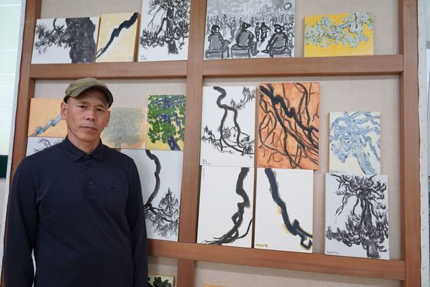 해남군청 앞 '수성송' 20년 넘게 그린 김장수 개인전