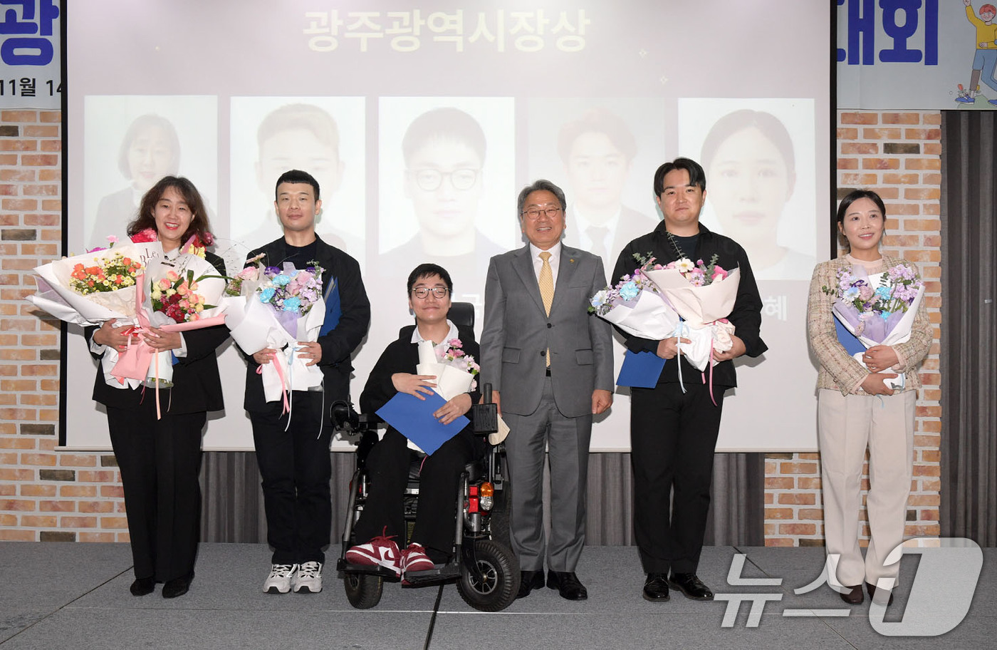 (광주=뉴스1) 박준배 기자 = 강기정 광주시장이 14일 오전 홀리데이인호텔에서 열린 장애인 자립생활 증진대회에 참석해 유공자 표창을 한 후 수상자들과 함께 기념촬영을 하고 있다. …