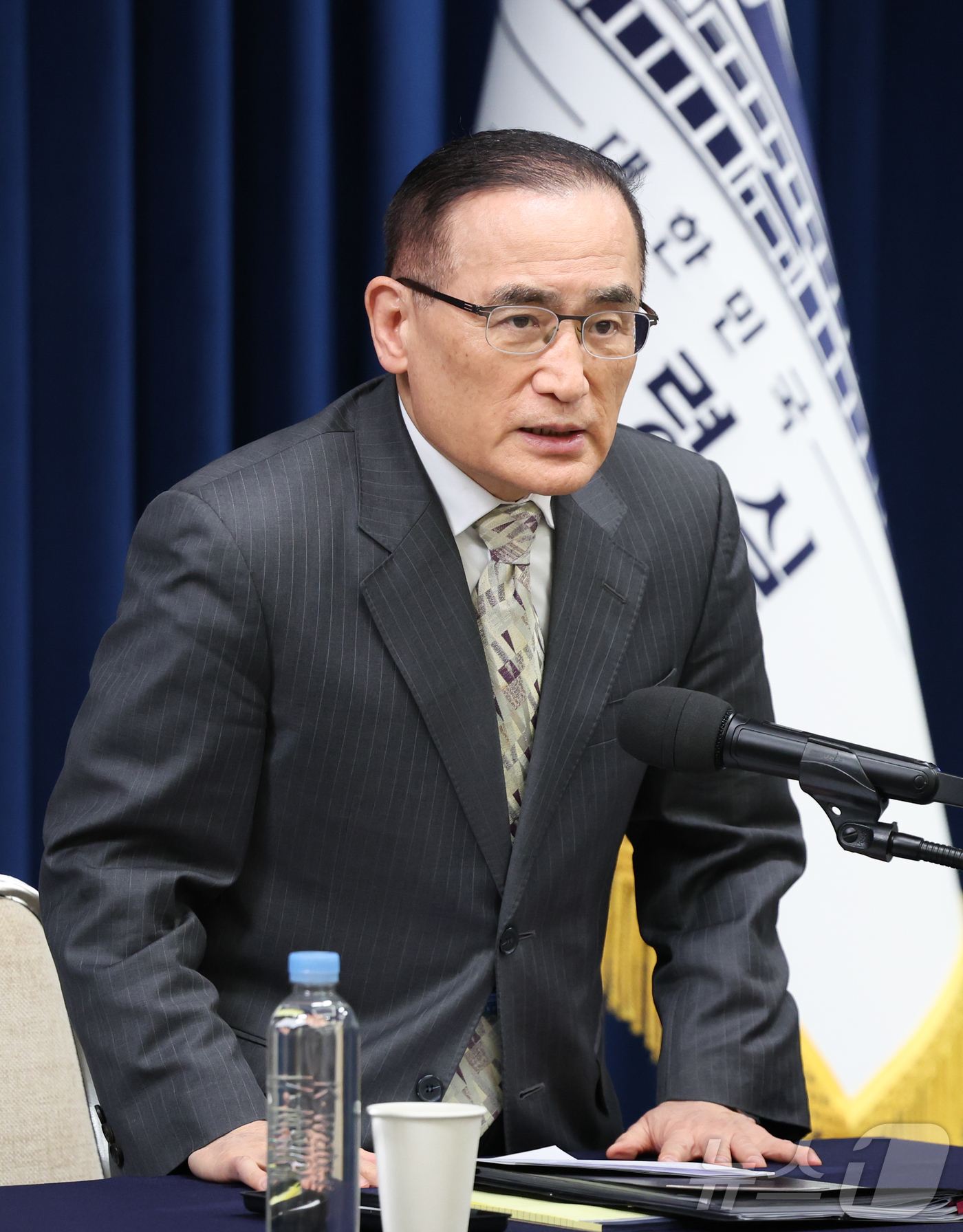 (서울=뉴스1) 허경 기자 = 위성락 국가안보실장이 14일 서울 용산 대통령실 청사에서 G20 순방 일정 관련 브리핑을 하기 위해 착석하고 있다. 2025.11.14/뉴스1