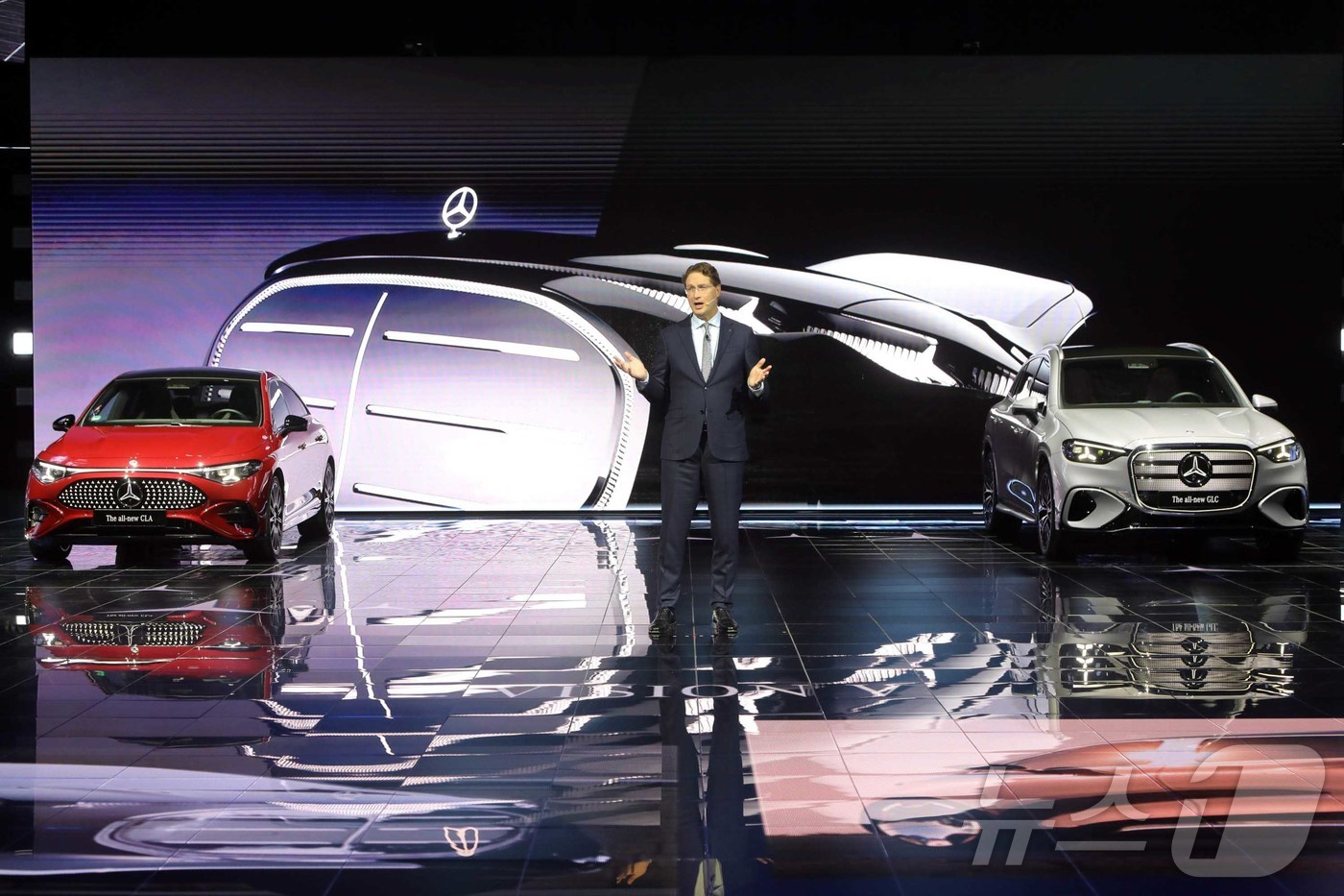 (서울=뉴스1) = 메르세데스-벤츠 그룹 AG 올라 칼레니우스 CEO가 14일 인천 파라다이스시티에서 진행된 '메르세데스-벤츠 미래 전략 간담회'에서 브랜드의 차세대 전동화 모델들 …