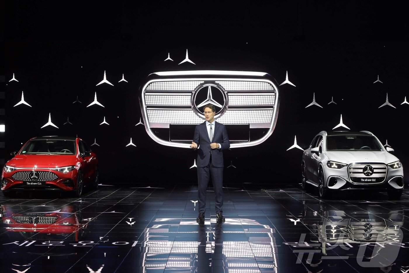 본문 이미지 - 메르세데스-벤츠 그룹 AG 올라 칼레니우스 CEO가 14일 인천 파라다이스시티에서 진행된 '메르세데스-벤츠 미래 전략 간담회'에서 브랜드의 차세대 전동화 모델들을 소개하고 있다. (차량 좌측부터) 디 올-뉴 일렉트릭 CLA, 디 올-뉴 일렉트릭 GLC. (메르세데스-벤츠 코리아 제공. 재판매 및 DB 금지) 2025.11.14 ⓒ 뉴스1