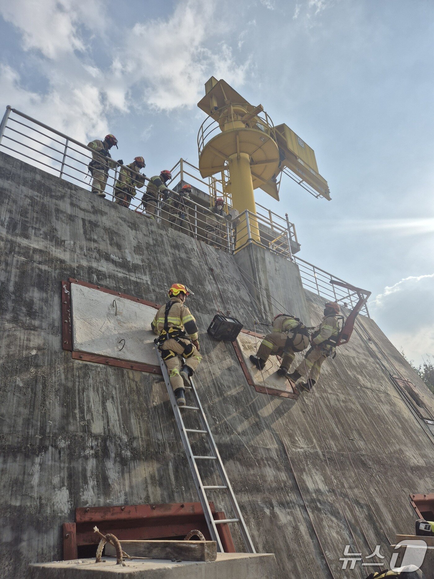 본문 이미지 - 경기도소방학교 '도시탐색구조' 교육. (경기도소방재난본부 제공. 재판매 및 DB 금지) 2025.11.14/뉴스1