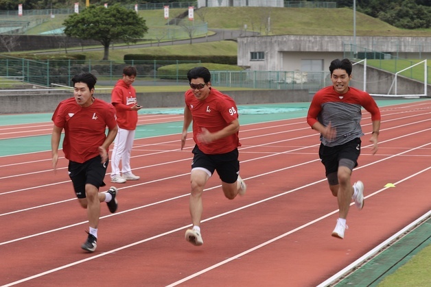 고강도 훈련 후 6.5㎞ 뛰어 숙소 복귀…SSG "달리고 또 달린다"