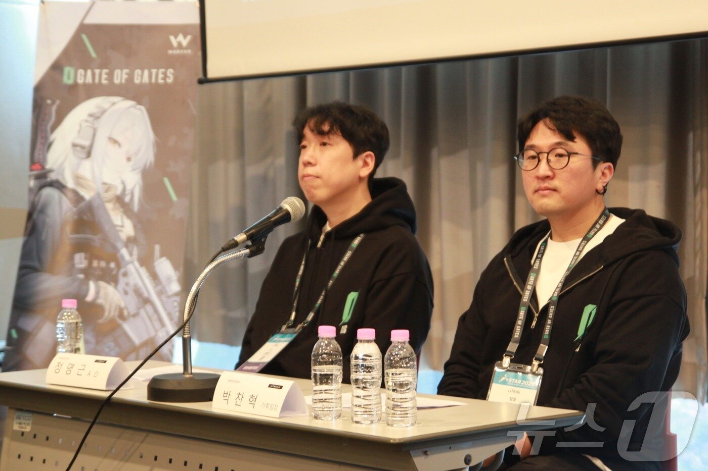 본문 이미지 - 웹젠 &#39;게이트 오브 게이츠&#39;를 개발한 리트레일의 정명근 아트 디렉터&#40;AD&#41;와 박찬혁 기획팀장이 14일 부산 벡스코 제1전시장에서 열린 합동 인터뷰에서 질문에 답하고 있다.2025.11.14/뉴스1 ⓒ News1 김민재 기자