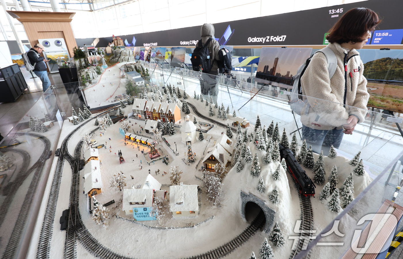 (서울=뉴스1) 김명섭 기자 = 14일 서울 중구 서울역 3층 맞이방에서  ‘서울역에서 만나는 미니어처 유럽여행’ 전시가 마련돼 여행객들이 살펴보고 있다.이번 전시는 유럽의 도시와 …