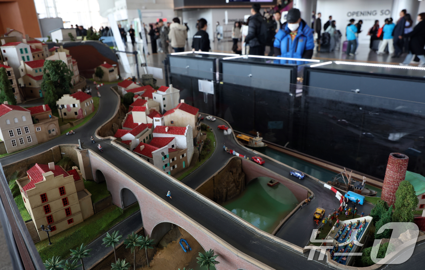 (서울=뉴스1) 김명섭 기자 = 14일 서울 중구 서울역 3층 맞이방에서 ‘서울역에서 만나는 미니어처 유럽여행’ 전시가 마련돼 여행객들이 살펴보고 있다.이번 전시는 유럽의 도시와 …