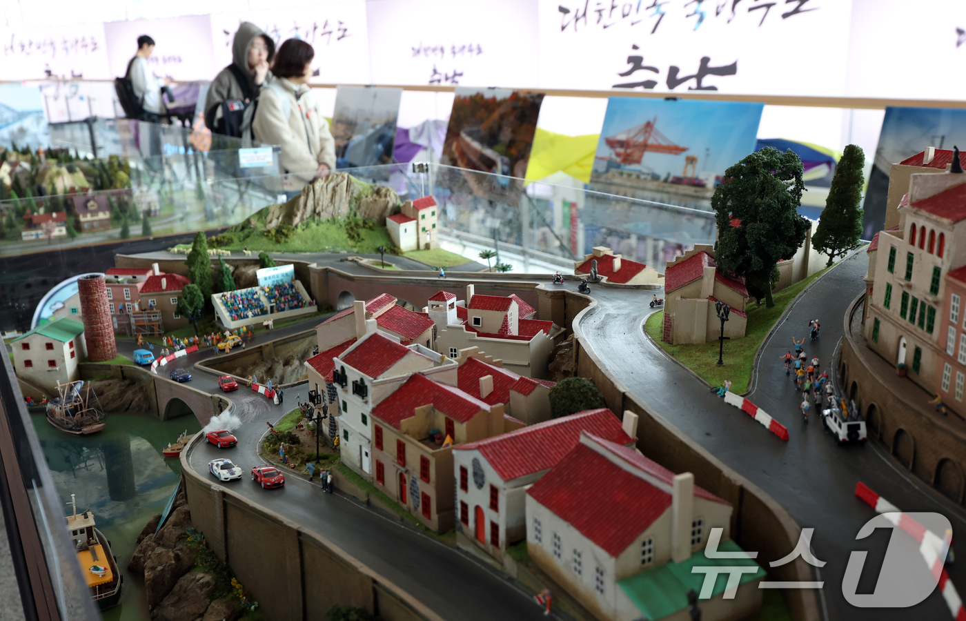 (서울=뉴스1) 김명섭 기자 = 14일 서울 중구 서울역 3층 맞이방에서  ‘서울역에서 만나는 미니어처 유럽여행’ 전시가 마련돼 여행객들이 살펴보고 있다.이번 전시는 유럽의 도시와 …