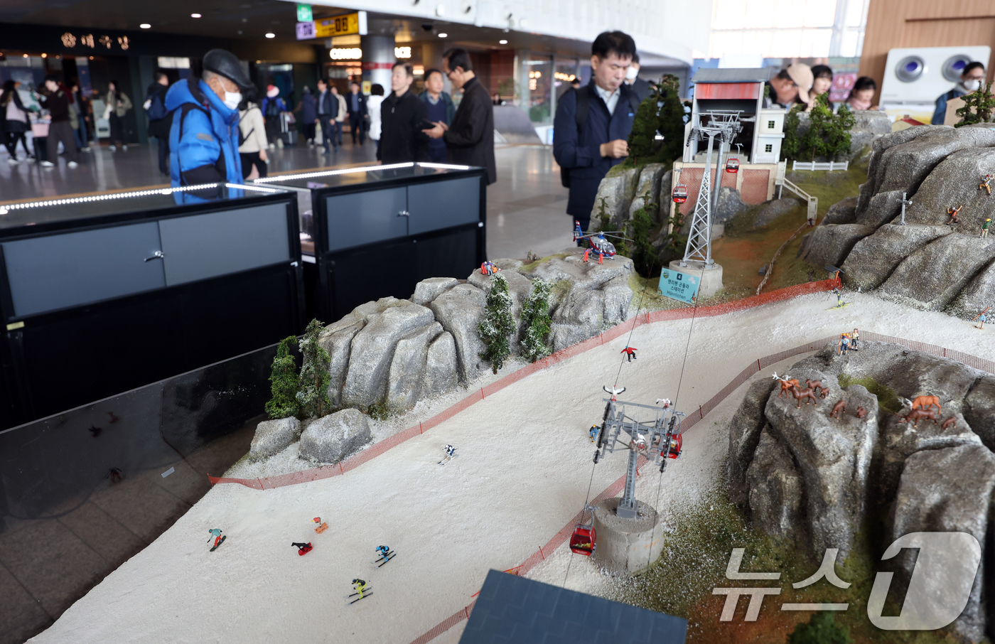 (서울=뉴스1) 김명섭 기자 = 14일 서울 중구 서울역 3층 맞이방에서  ‘서울역에서 만나는 미니어처 유럽여행’ 전시가 마련돼 여행객들이 살펴보고 있다.이번 전시는 유럽의 도시와 …