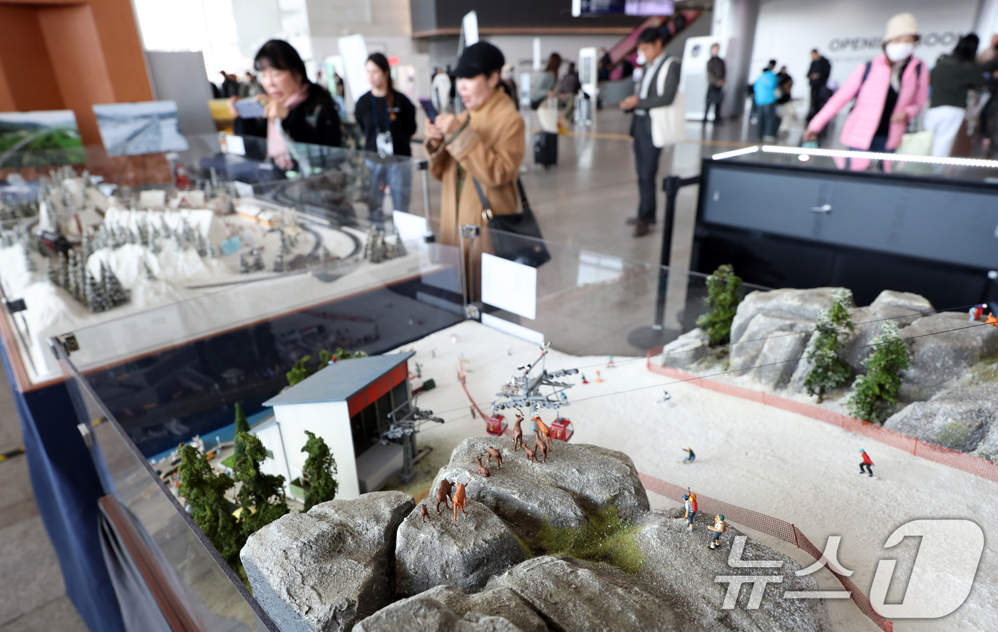 (서울=뉴스1) 김명섭 기자 = 14일 서울 중구 서울역 3층 맞이방에서  ‘서울역에서 만나는 미니어처 유럽여행’ 전시가 마련돼 여행객들이 살펴보고 있다.이번 전시는 유럽의 도시와 …