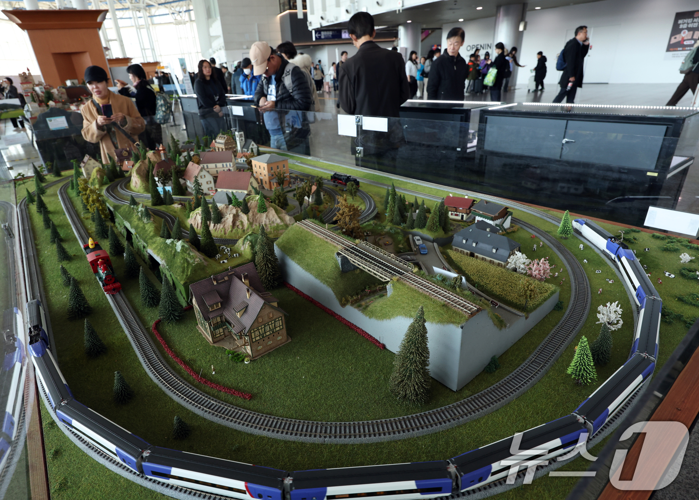 (서울=뉴스1) 김명섭 기자 = 14일 서울 중구 서울역 3층 맞이방에서 ‘서울역에서 만나는 미니어처 유럽여행’ 전시가 마련돼 여행객들이 살펴보고 있다.이번 전시는 유럽의 도시와 …