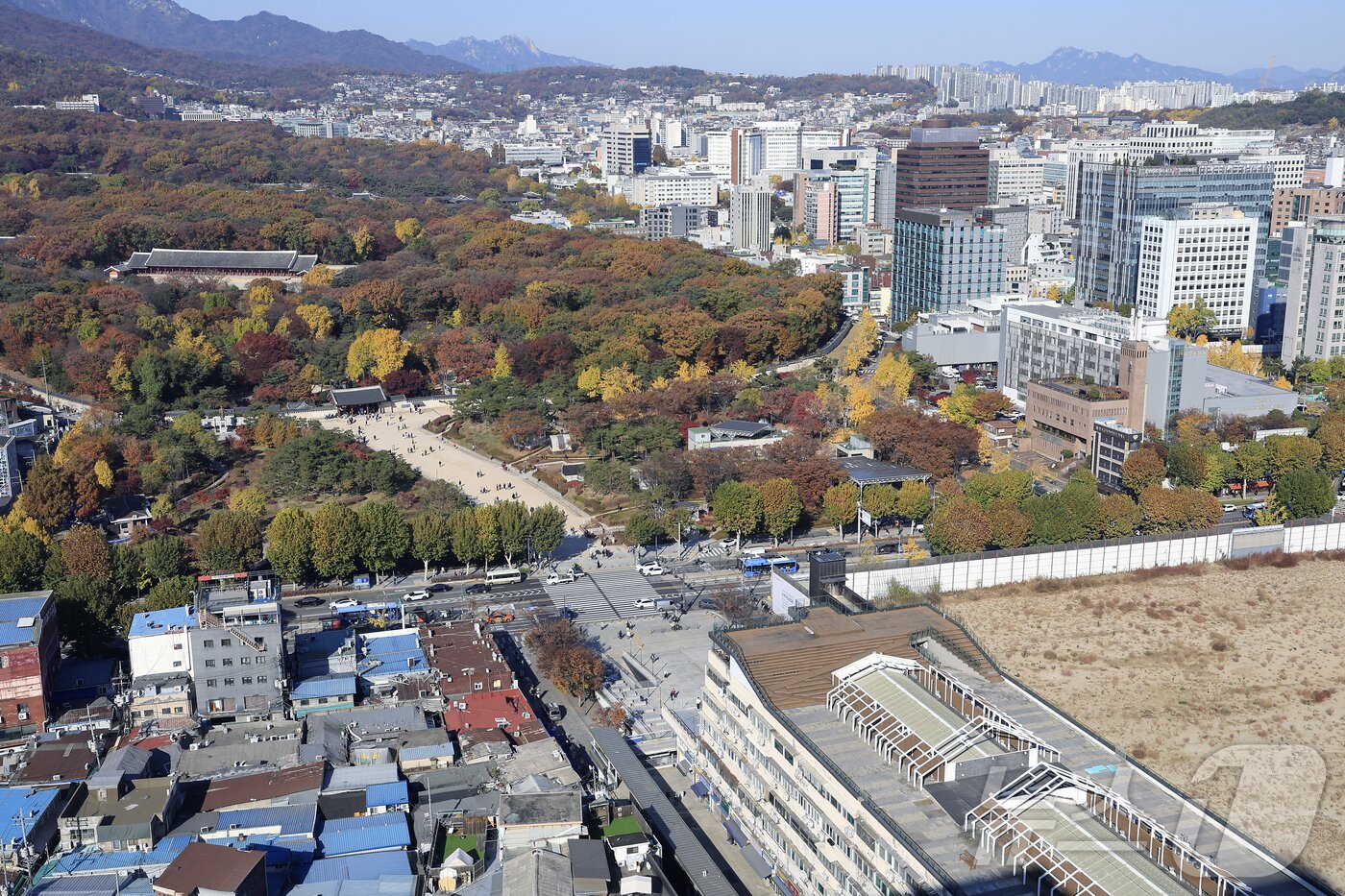 본문 이미지 - 국가유산청이 올해 안으로 유네스코 세계유산 종묘 일대를 &#39;세계유산지구&#39;로 지정 고시와 관련 행정 절차를 마치고, 서울시에 세계유산영향평가를 요청할 계획이라고 밝혔다. 다만 서울시는 세운4구역이 종묘로부터 100m 이상 떨어져 있어 영향평가 대상이 될 수 없다는 입장을 고수하며 맞서고 있다. 사진은 이날 오후 서울 종로구 종묘와 세운 4구역 재개발 공사 현장 모습. 2025.11.14/뉴스1 ⓒ News1 박정호 기자