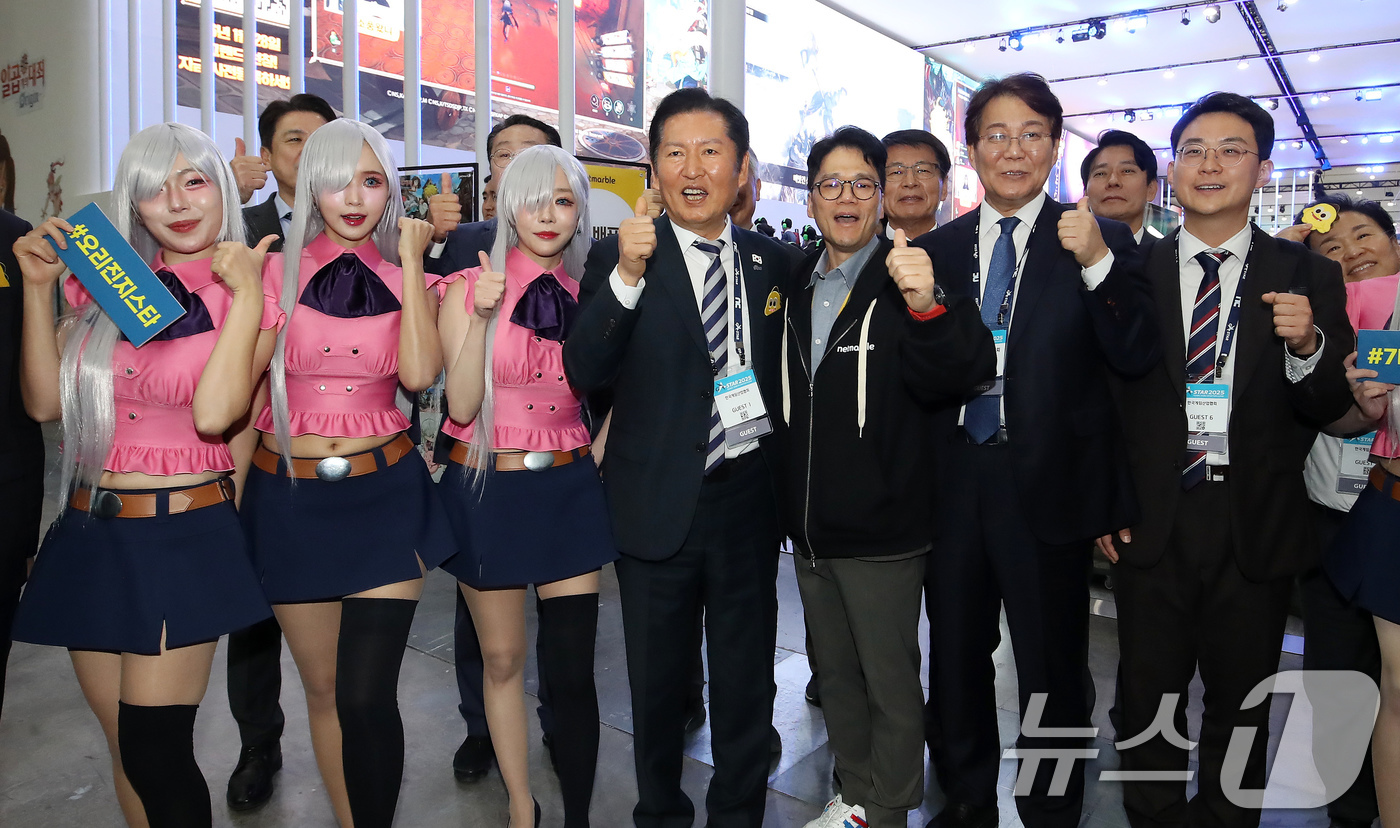 (부산=뉴스1) 윤일지 기자 = 정청래 더불어민주당 대표가 14일 오후 부산 해운대구 벡스코 제1전시장에서 열린 국내 최대 게임전시회 '지스타 2025'에서 넷마블 부스를 찾아 게 …