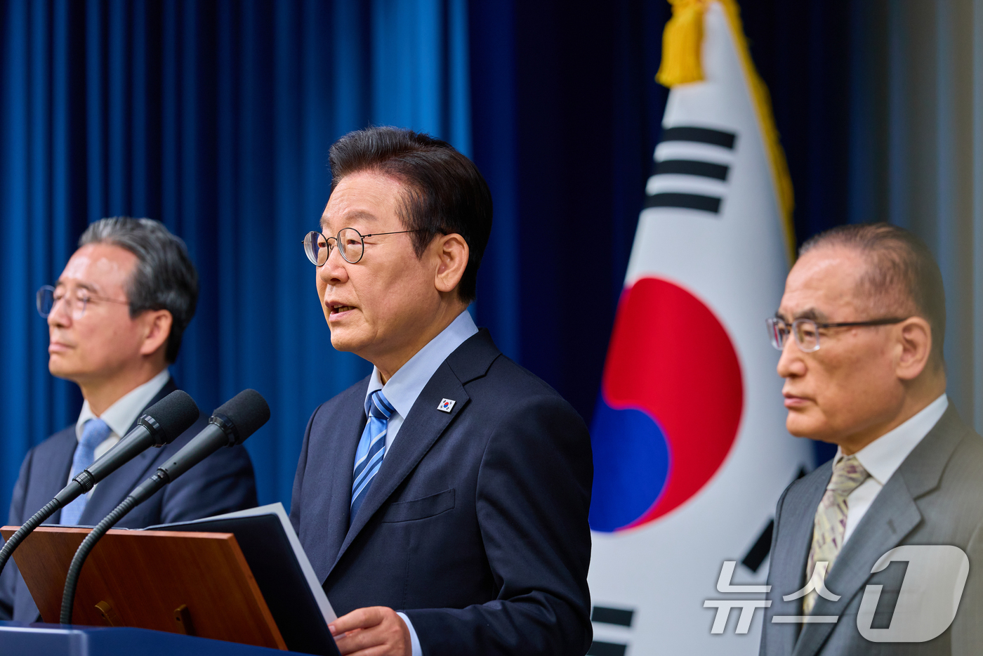 (서울=뉴스1) 허경 기자 = 이재명 대통령이 14일 서울 용산 대통령실 청사에서 한·미 팩트시트 타결 결과를 발표하고 있다. 왼쪽부터 김용범 정책실장, 이 대통령, 위성락 국가안 …