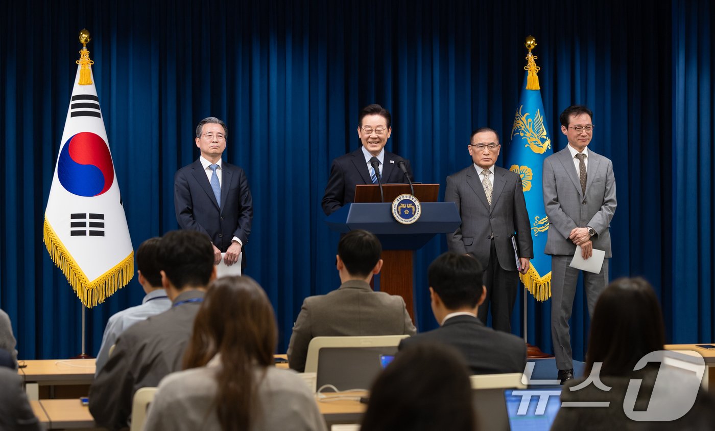 (서울=뉴스1) 허경 기자 = 이재명 대통령이 14일 서울 용산 대통령실 청사에서 한·미 팩트시트 타결 결과를 발표하고 있다. 왼쪽부터 김용범 정책실장, 이 대통령, 위성락 국가안 …