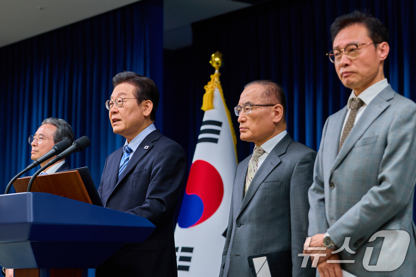 (서울=뉴스1) 허경 기자 = 이재명 대통령이 14일 서울 용산 대통령실 청사에서 한·미 팩트시트 타결 결과를 발표하고 있다. 왼쪽부터 김용범 정책실장, 이 대통령, 위성락 국가안 …