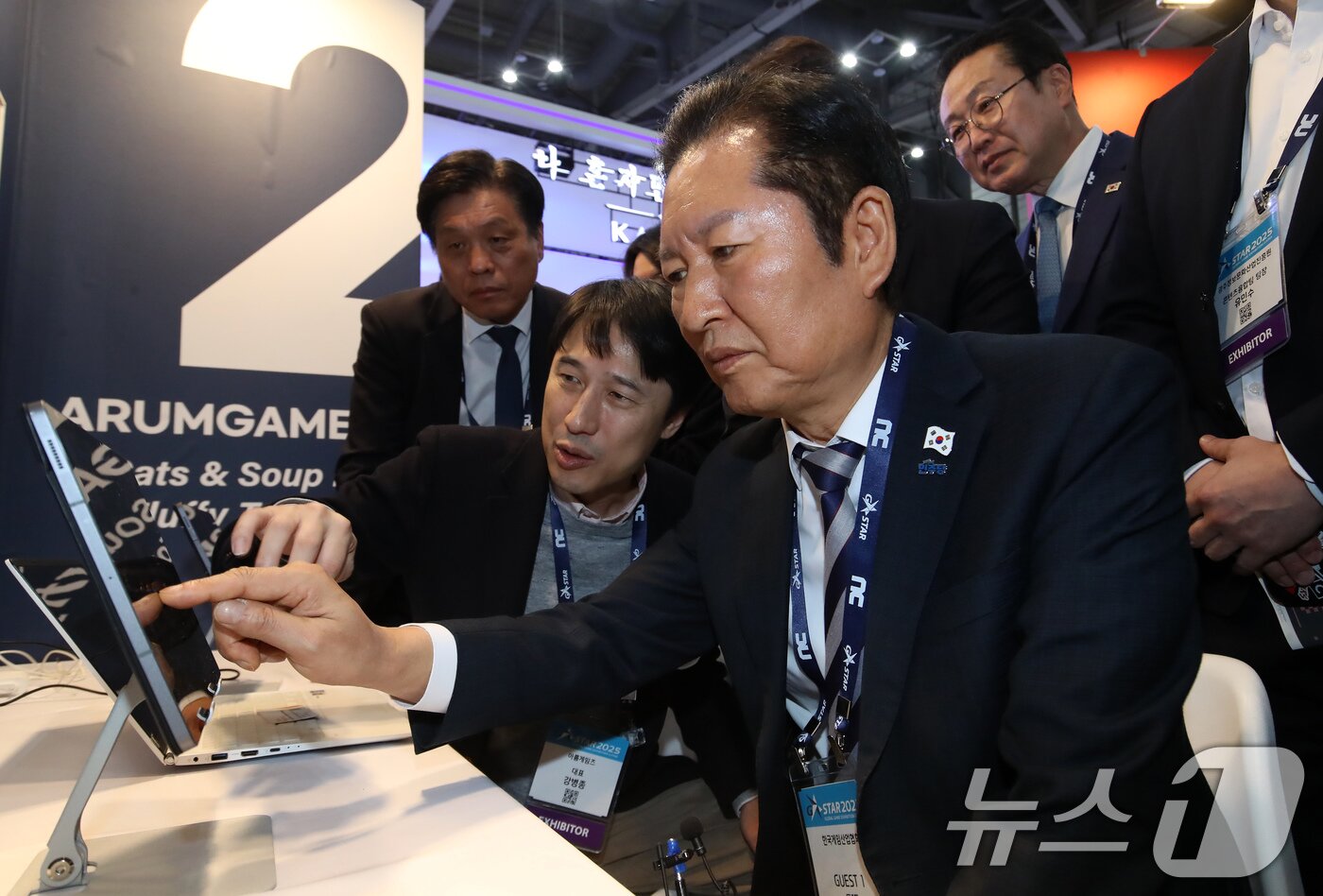 본문 이미지 - 정청래 더불어민주당 대표가 14일 오후 부산 해운대구 벡스코 제1전시장에서 열린 국내 최대 게임전시회 &#39;지스타 2025&#39;에서 부스를 둘러보며 게임을 체험하고 있다. 2025.11.14/뉴스1 ⓒ News1 윤일지 기자