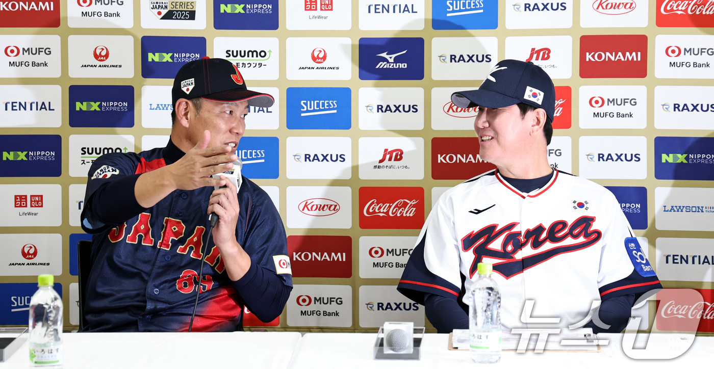 (도쿄(일본)=뉴스1) 구윤성 기자 = 류지현 대한민국 야구대표팀 감독(오른쪽)과 이바타 히로카즈 일본 대표팀 감독이 14일 오후 일본 도쿄돔에서 월드베이스볼클래식(WBC) 대비 …