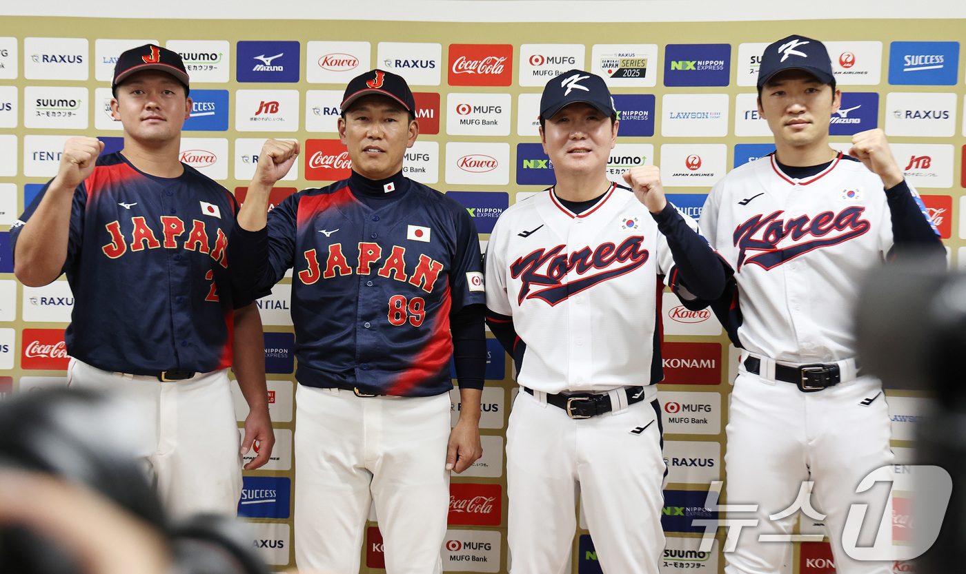 (도쿄(일본)=뉴스1) 구윤성 기자 = 14일 오후 일본 도쿄돔에서 월드베이스볼클래식(WBC) 대비 한일 평가전을 앞두고 열린 공식 기자회견에서 양팀이 포즈를 취하고 있다. 왼쪽부 …