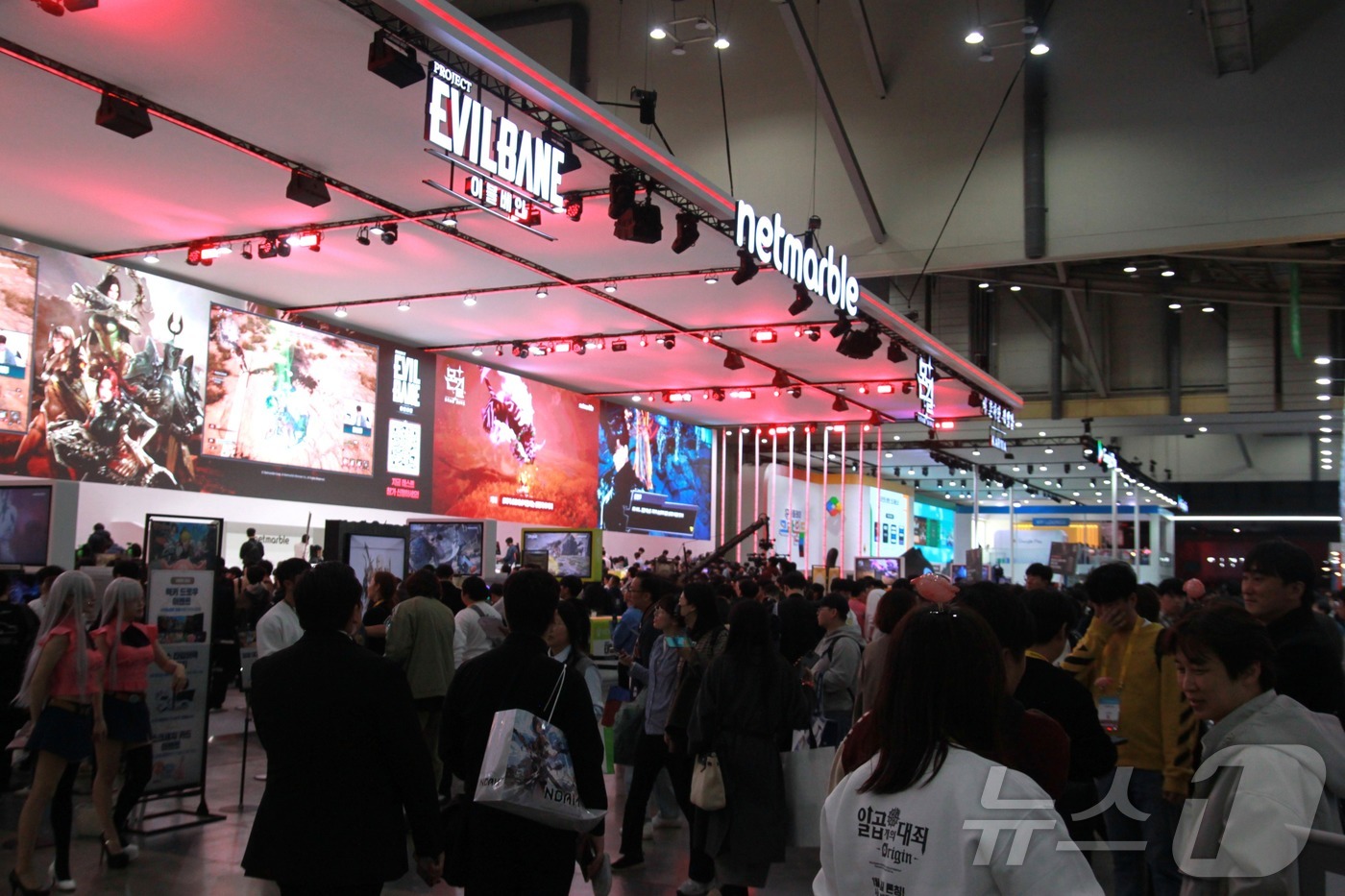 (부산=뉴스1) 김민재 기자 = 지스타 개막 2일째인 14일 부산 벡스코 제1전시장에 위치한 넷마블의 '지스타 2025' 부스가 방문객으로 붐비고 있다. 2025.11.14/뉴스1 …