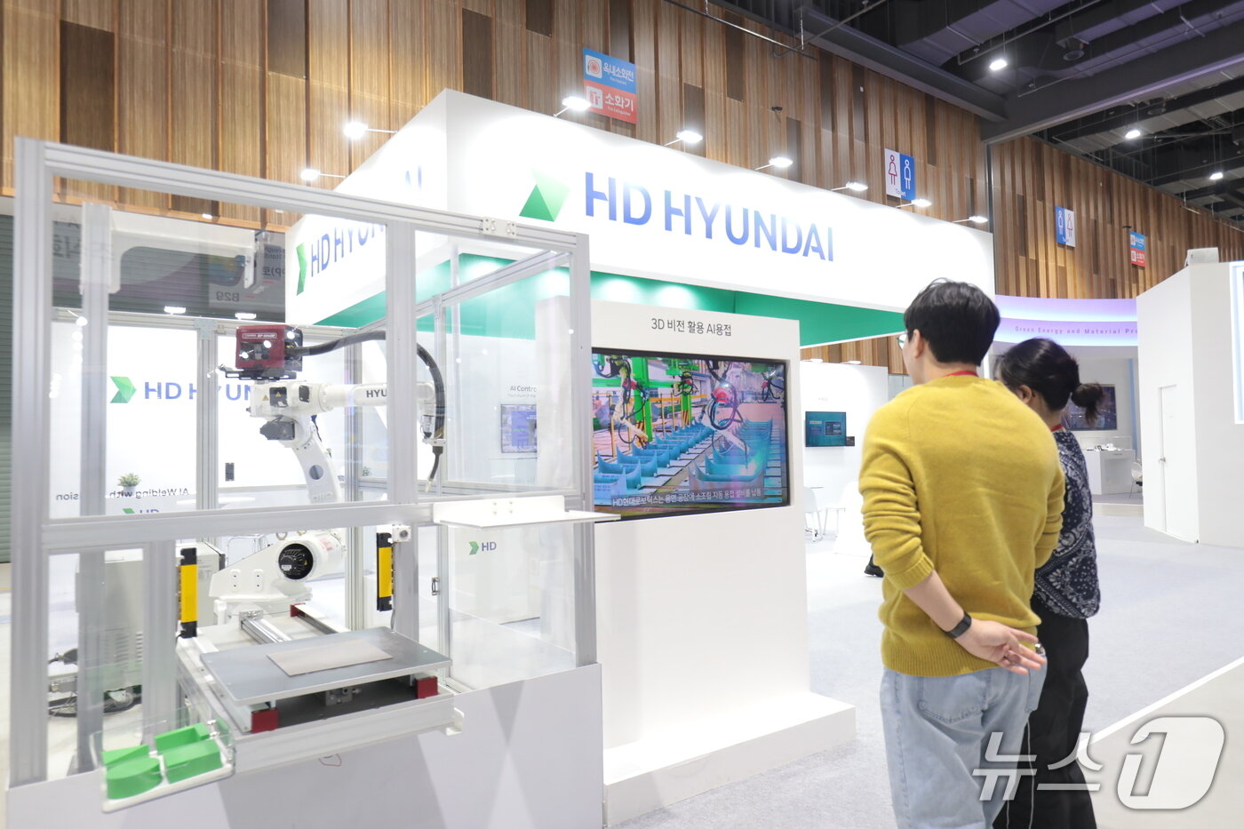 본문 이미지 - 14일 울산전시컨벤션센터에서 열린 '2025년 울산세계미래산업박람회(WAVE 2025)에서 참가자들이 HD현대로보틱스 부스를 둘러보고 있다.2025.11.14./뉴스1 ⓒ News1 김세은 기자