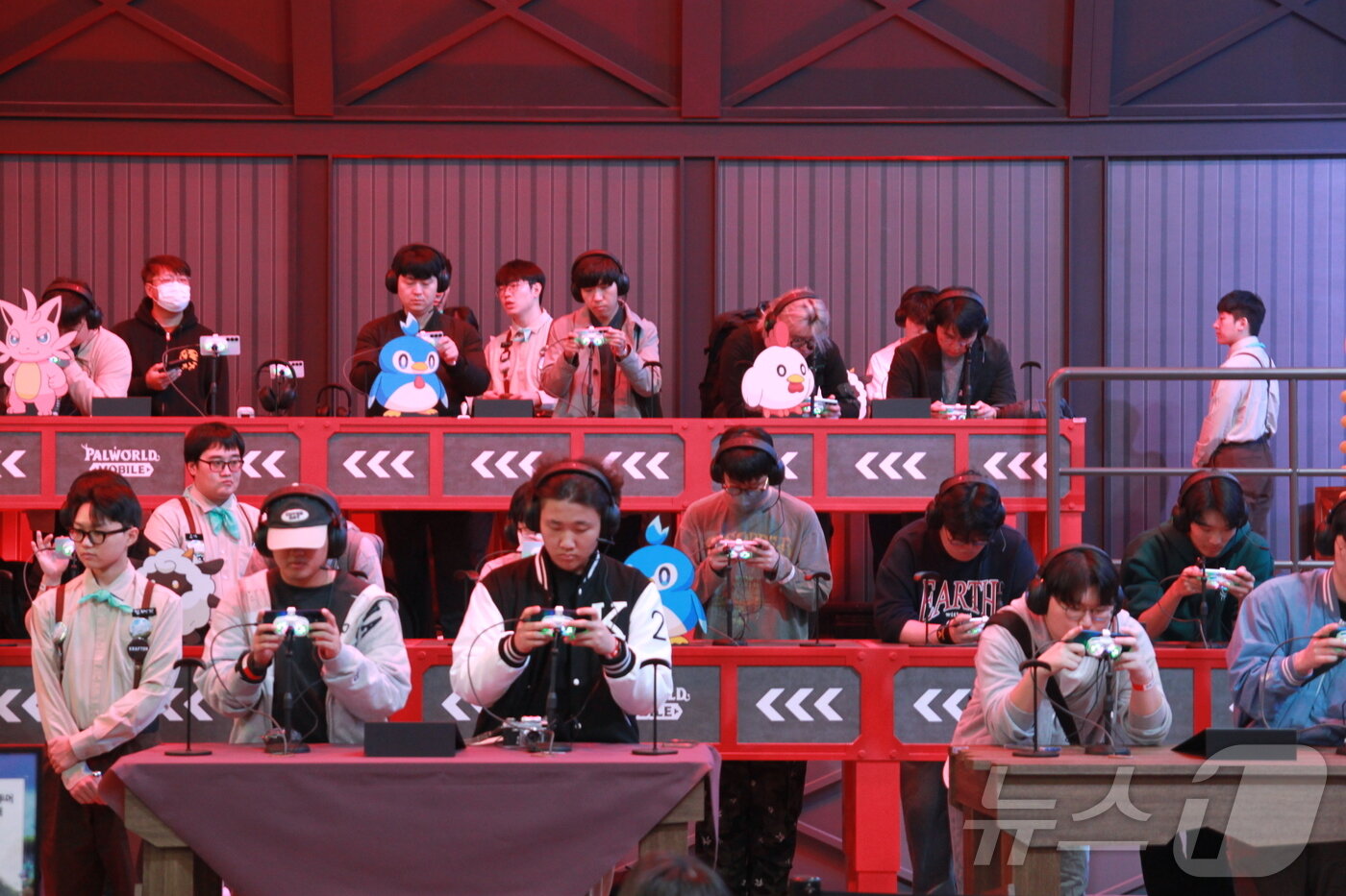 본문 이미지 - 14일 오전 부산 벡스코 제1전시장의 크래프톤 부스를 찾은 방문객들이 신작 &#39;팰월드 모바일&#39;을 체험하고 있다. 2025.11.14/뉴스1 ⓒ News1 김민재 기자