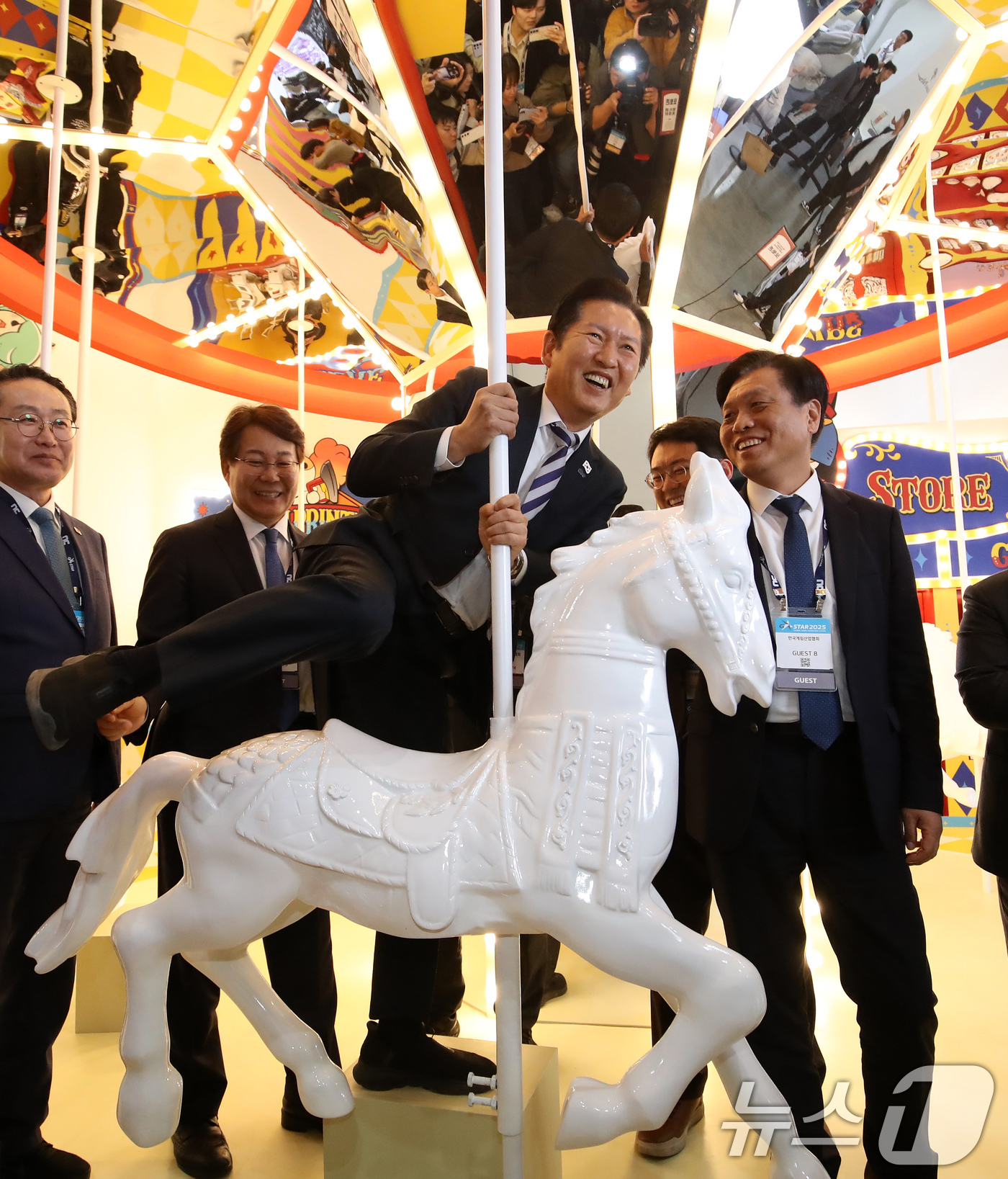 (부산=뉴스1) 윤일지 기자 = 정청래 더불어민주당 대표가 14일 오후 부산 해운대구 벡스코 제2전시장에서 열린 국내 최대 게임전시회 '지스타 2025'에서 웹젠 부스를 찾아 회전 …