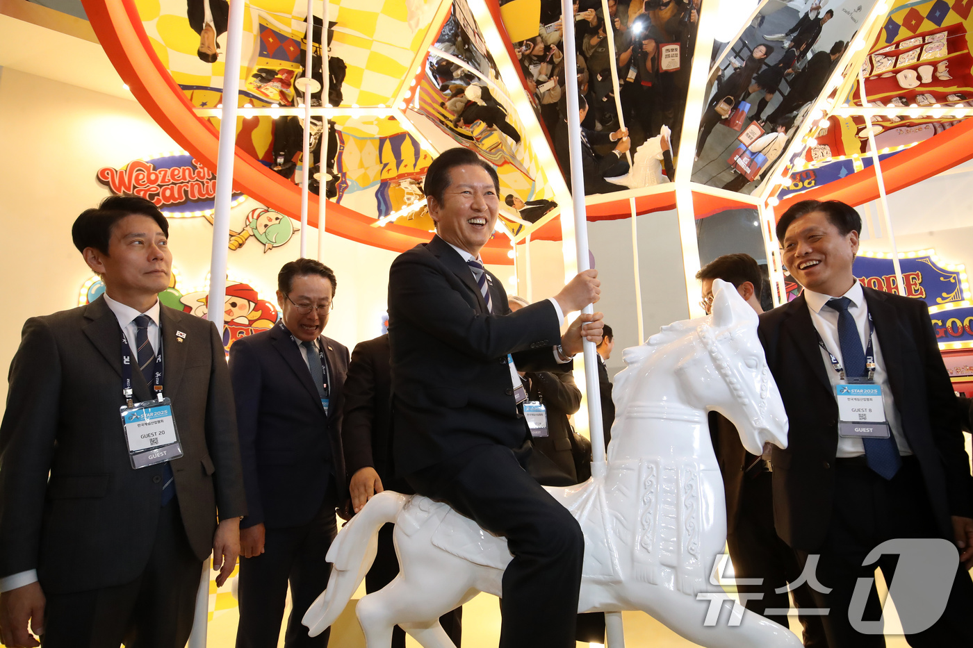 (부산=뉴스1) 윤일지 기자 = 정청래 더불어민주당 대표가 14일 오후 부산 해운대구 벡스코 제2전시장에서 열린 국내 최대 게임전시회 '지스타 2025'에서 웹젠 부스를 찾아 회전 …
