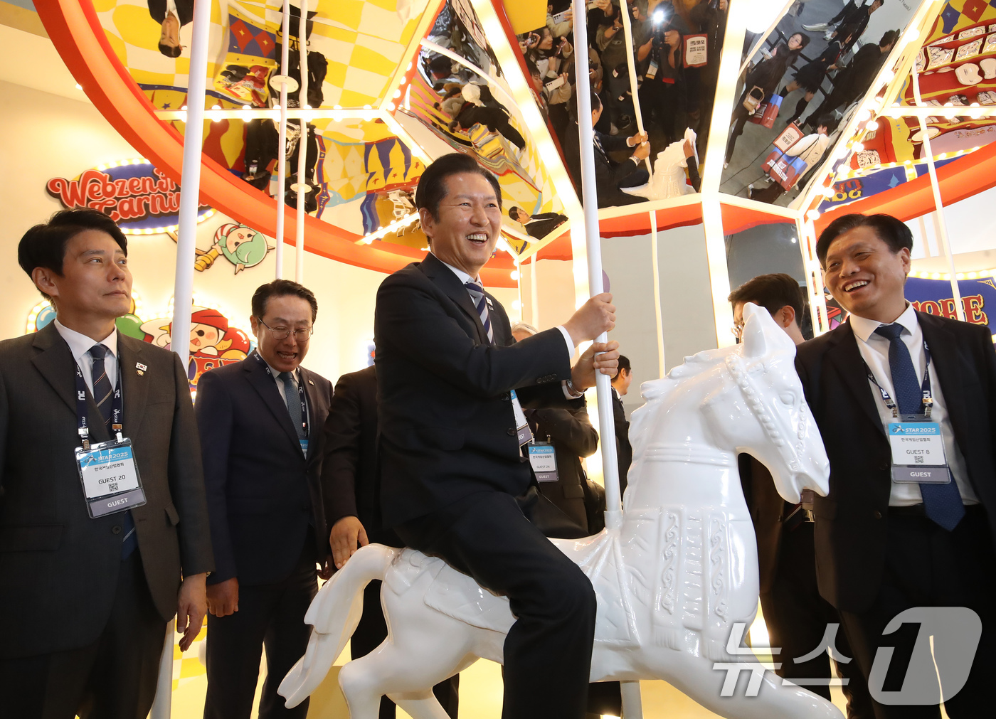 (부산=뉴스1) 윤일지 기자 = 정청래 더불어민주당 대표가 14일 오후 부산 해운대구 벡스코 제2전시장에서 열린 국내 최대 게임전시회 '지스타 2025'에서 웹젠 부스를 찾아 회전 …