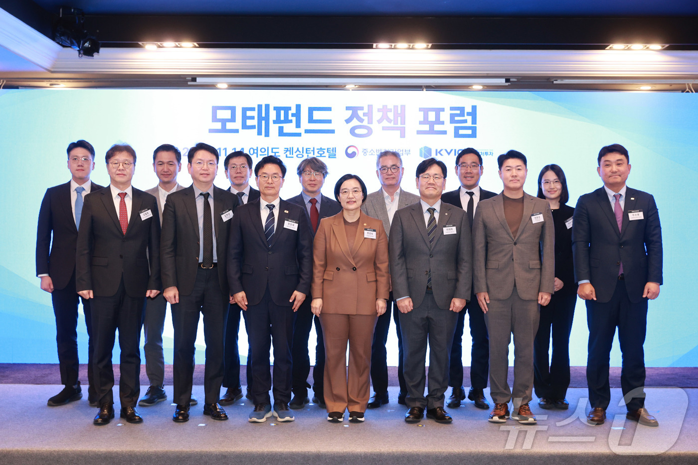 (서울=뉴스1) = 한성숙 중소벤처기업부 장관이 14일 서울 영등포구 켄싱턴호텔에서 열린 '모태펀드 정책포럼'에서 참석자들과 기념 촬영을 하고 있다. (중소벤처기업부 제공. 재판매 …