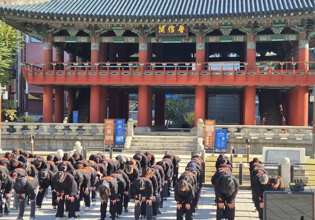 "여성폭력 방치국가 규탄"…보신각에 모인 검은 옷의 여성 114명