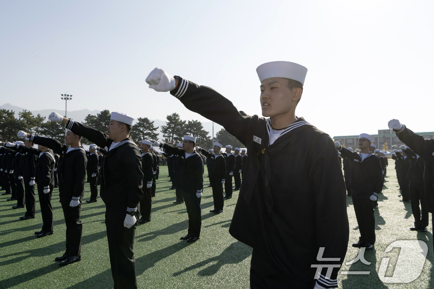 (창원=뉴스1) 윤일지 기자 = 14일 경남 창원 진해구 해군교육사령부 기초군사교육단 연병장에서 열린 해군병 718기 수료식에서 훈련병들이 구호를 외치고 있다. (해군교육사령부 제 …