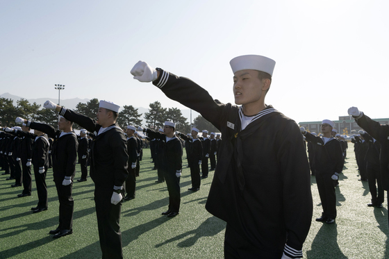 구호 외치는 해군병 718기