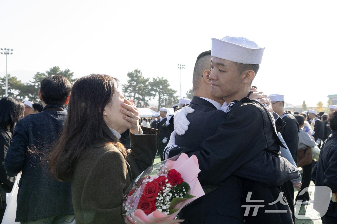 (창원=뉴스1) 윤일지 기자 = 14일 경남 창원 진해구 해군교육사령부 기초군사교육단 연병장에서 열린 해군병 718기 수료식에서 훈련병이 가족과 포옹을 하고 있다. (해군교육사령부 …