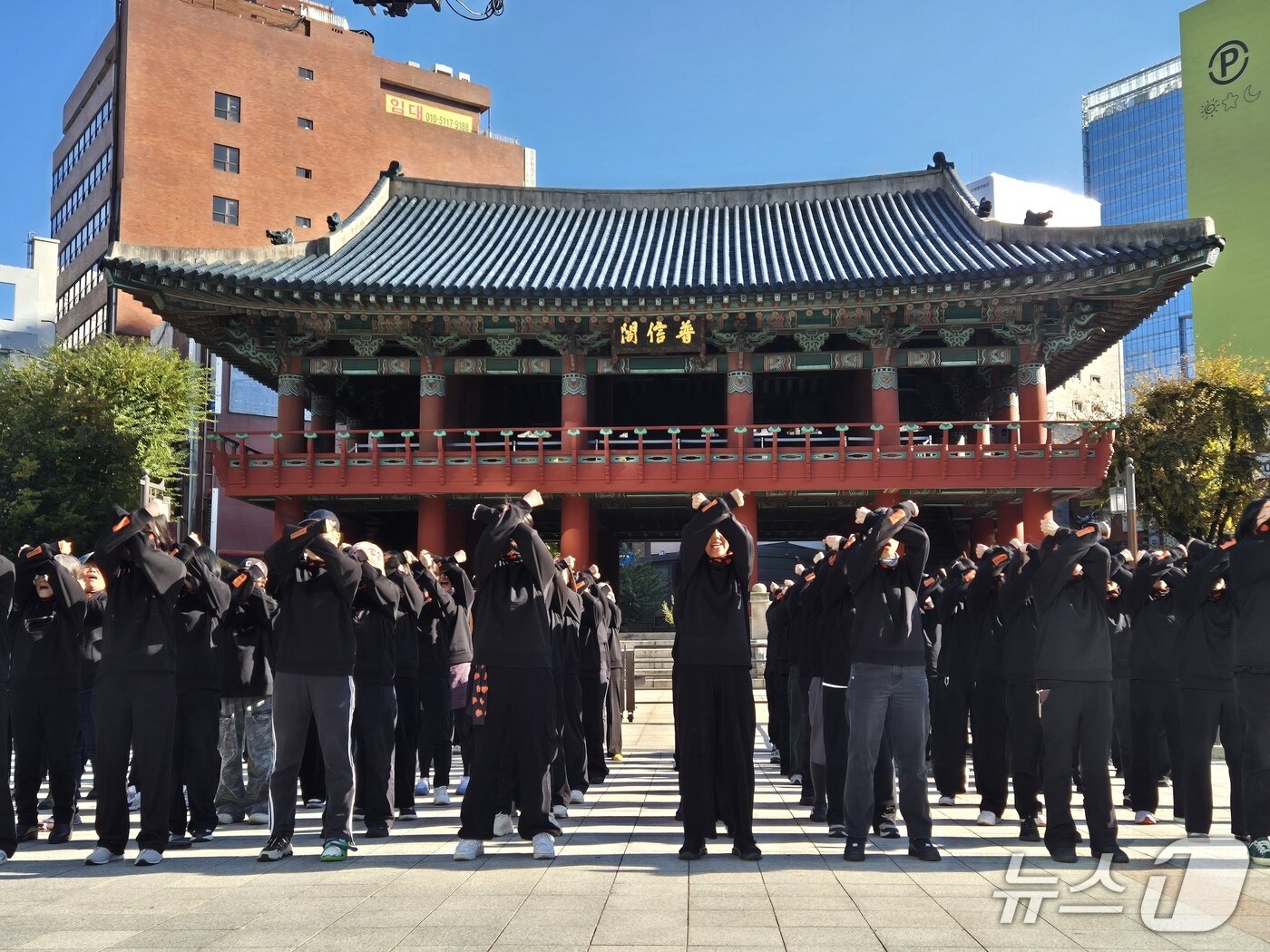 본문 이미지 - 14일 서울 종로구 보신각 앞에서 한국여성의전화가 연 여성살해 규탄 퍼포먼스 &#39;114번의 신고 114번의 실패&#39;. 2025.11.14/뉴스1 ⓒ News1 신윤하 기자