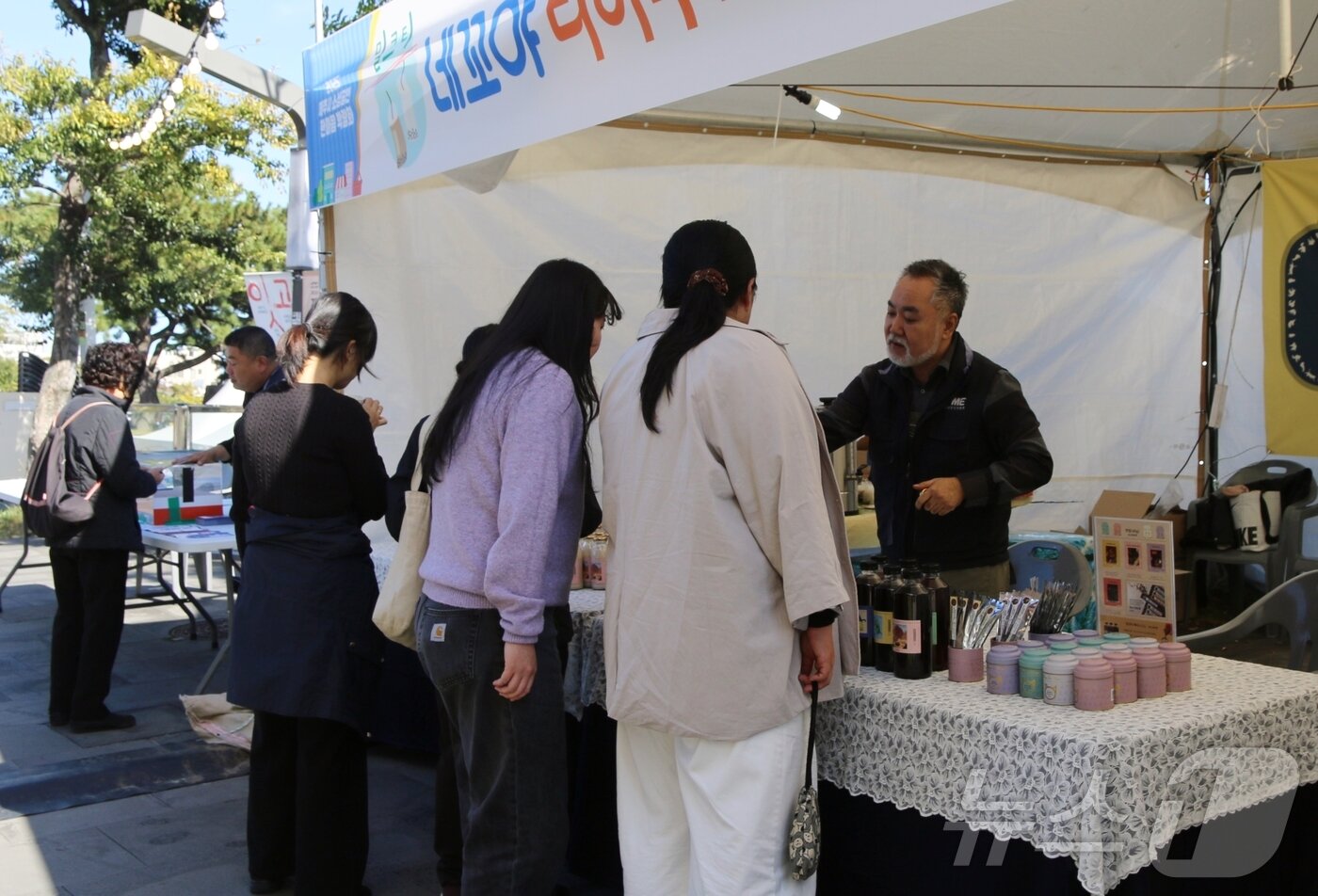 본문 이미지 - 14일 오후 제주시 이도1동 산지천 일대에서 제주시 소상공인연합회가 주최·주관하는 '2025 제주시 소상공인 한마음 박람회'가 열리고 있다. 2025.11.14/뉴스1 ⓒ News1 홍수영 기자