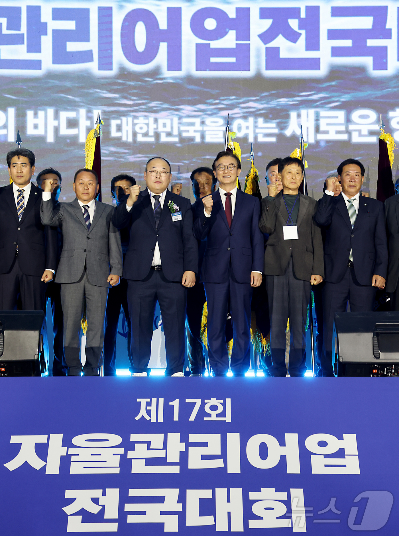 (세종=뉴스1) 김기남 기자 = 전재수 해양수산부 장관이 14일 오후 세종시 정부세종컨벤션센터에서 열린 제17회 자율관리어업전국대회에 참석한 어업인들과 기념 촬영을 하며 파이팅을 …