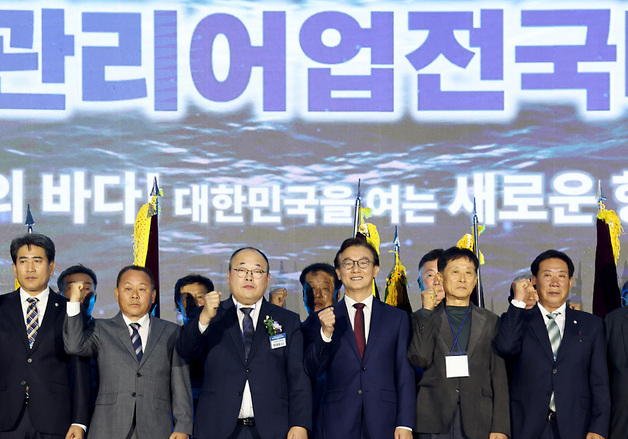 어업인들과 파이팅 외치는 전재수 해수부 장관