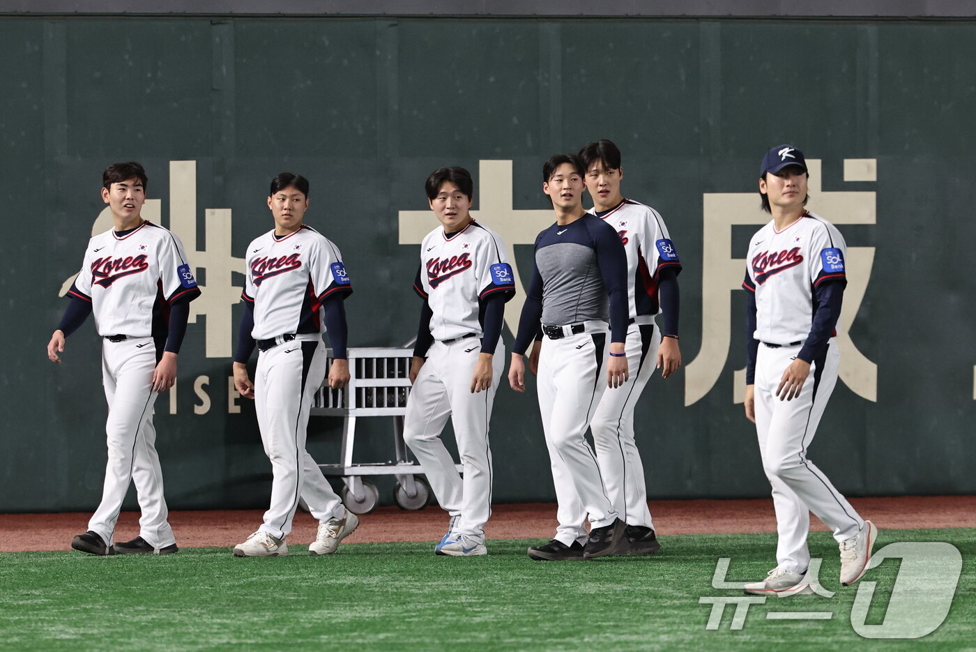 본문 이미지 - 곽빈을 비롯한 야구 국가대표팀 선수들이 14일 오후 일본 도쿄돔에서 월드베이스볼클래식&#40;WBC&#41; 대비 한일 평가전을 앞두고 훈련하고 있다. 2025.11.14/뉴스1 ⓒ News1 구윤성 기자